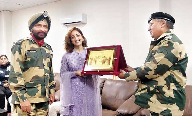 यामी गौतम बीएसएफ द्वारा सम्मानित होते। फेटो: साभार इंस्टाग्राम रैंप वाॅक करते वक्त गिरते-गिरते बचीं यामी गौतम,खुद को पब्लिक के बीच इस तरह संभालती दिखीं