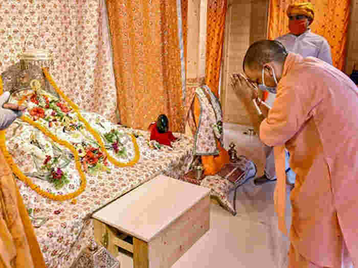 यूपी सीएम योगी ने अयोध्या विजिट में सोमवार को किया पूजन। फोटो पीटीआई