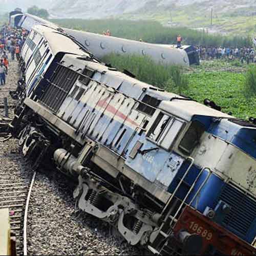 तस्वीरों में देखें पटरी से उतरी इंदौर-पटना एक्सप्रेस का दर्दनाक मंजर