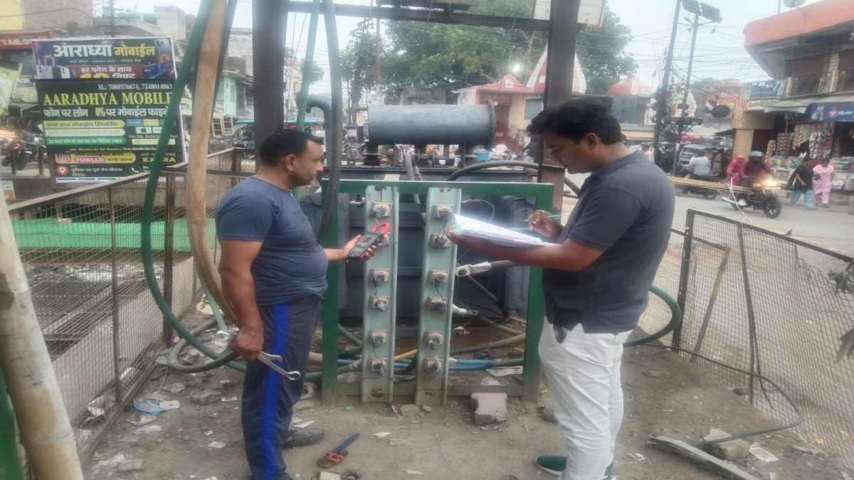 Meerut News : पुराने शहर में ट्रांसफार्मर रखने के लिए जगह नहीं मिल रही है