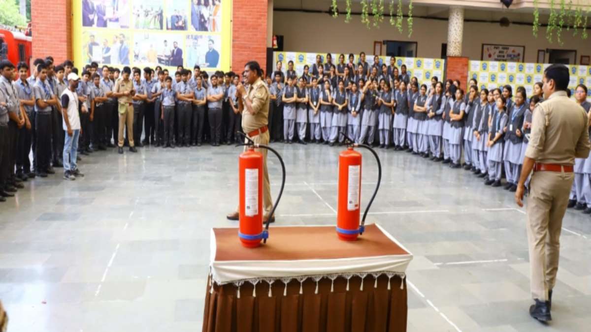 Meerut News : केएल इंटरनेशनल में स्टूडेंट्स को आग से बचने के गुर सिखाए