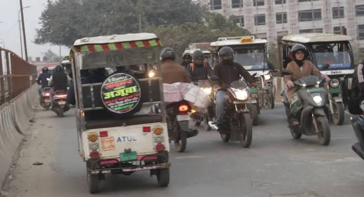 रूट भी तोड़ रहे सुरक्षा भी ई-रिक्शा पर कौन लगाए लगाम?
