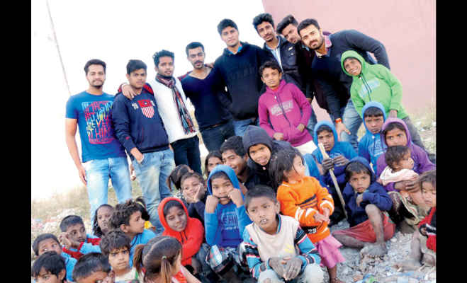सलमान खान का फैन ग्रुप। फोटो: मिड डे इंदौर जहां साइकिल पर घूमते,कुल्फी खाते,पतंगबाजी करते थे सलमान खान