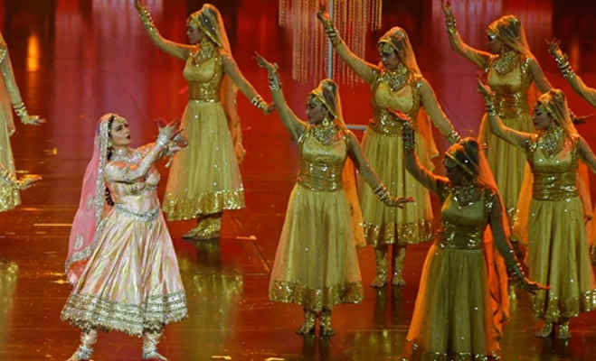 रेखा आईफा के स्टेज पर। फोटो : एपी आईफा की आखिरी शाम रेखा ने 20 साल बाद किया परफॉर्म,थम गईं सबकी निगाहें