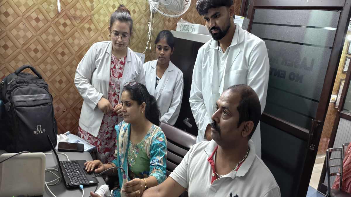 Meerut News : केएमसी मेडिकल एंड एजुकेशन चैरिटेबल ट्रस्ट के तत्वावधान में फिजियोथेरेपी के लिए निःशुल्क शिविर का हुआ आयोजन