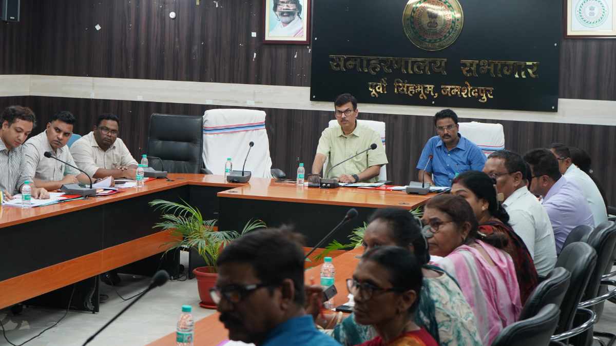 डीसी ने सीडब्ल्यूएसएन बच्चों के शत-प्रतिशत नामांकन और स्कूल निरीक्षण के दिए निर्देश