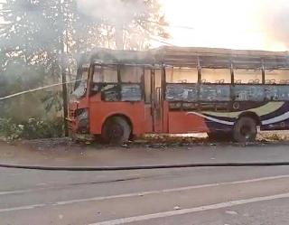 मिंटो पार्क के पास खड़ी बस में लगी आग 