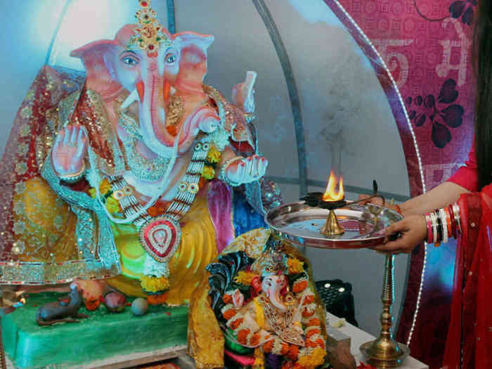 Ganesh Chaturthi 2021 Puja Vidhi Muhurat Mantra How To Perform Ganpati Bappa Puja At Home- Ganesh Chaturthi 2021: लड्डू संग गणपति को इन चीजों का भी लगाएं भोग यहां पढ़ें गणेश पूजन