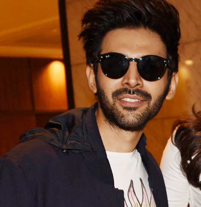 Bollywood Male Stars Kala Chasma Looks In IIFA 2018- बॉलीवुड के इन ...