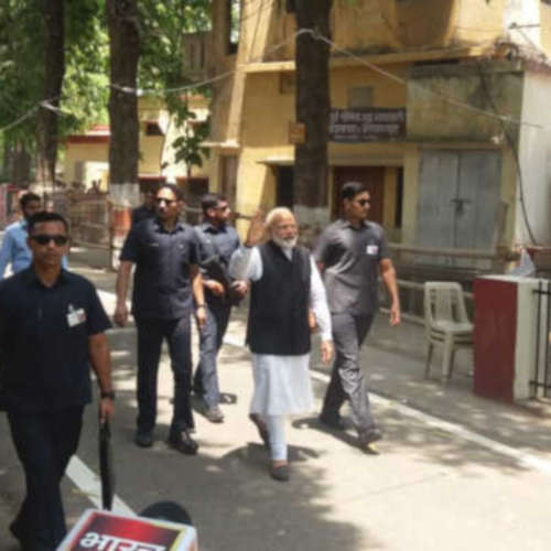 नामांकन से पहले कालभैरव के दर्शन करते पीएम मोदी