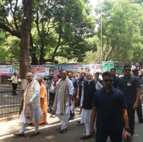 नामांकन से पहले कालभैरव के दर्शन करते पीएम मोदी