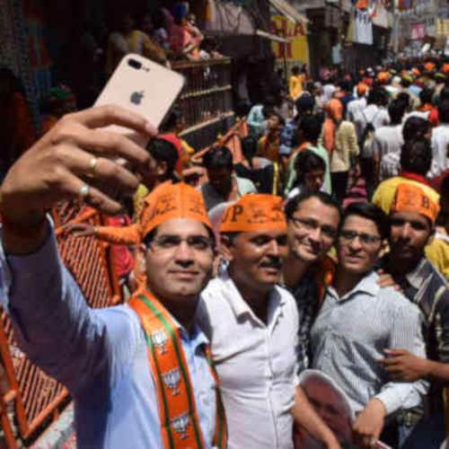 नामांकन से पहले कालभैरव के दर्शन करते पीएम मोदी