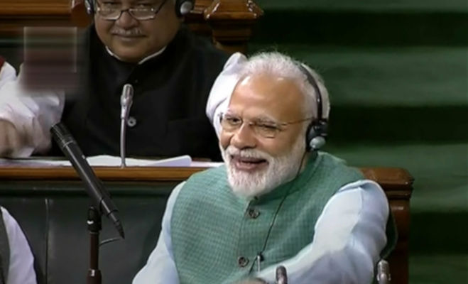 संसद में बजट पेश होने के बाद खुश होते पीएम नरेंद्र मोदी। फोटो : पीटीआई antrim aam budget 2019 : पल पल यूं बदला चेहरों का हाल,देखें तस्वीरें