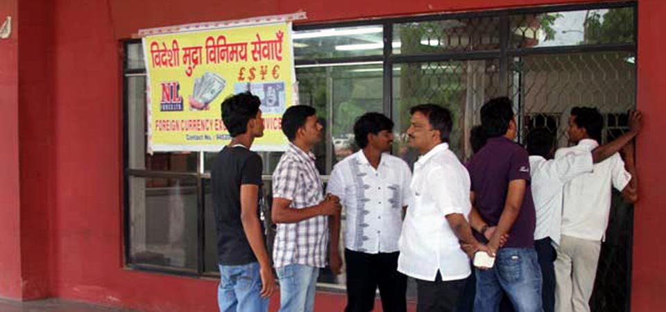 यहां एक डॉलर=75 रुपये