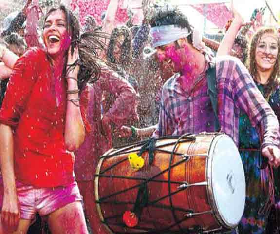 Ranbir and Deepika celebrating holi in YJHD