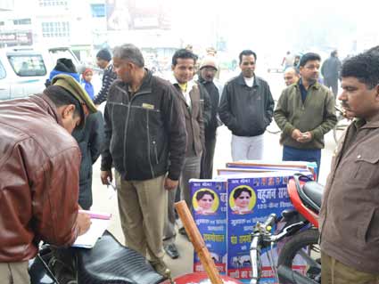 झंडे लगे vehicles किए seize