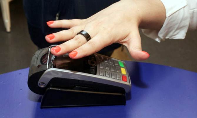 Future Of Digital Payment Technology Smart Ring Makes Contactless Payments In Seconds- गर्लफ्रेंड के हाथों में पहना दें ये अंगूठी तो बिना डेबिट/क्रेडिट कार्ड के हो जाएंगे दुनिया ...
