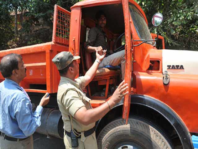 वर्दी पुलिस की काम है वसूली