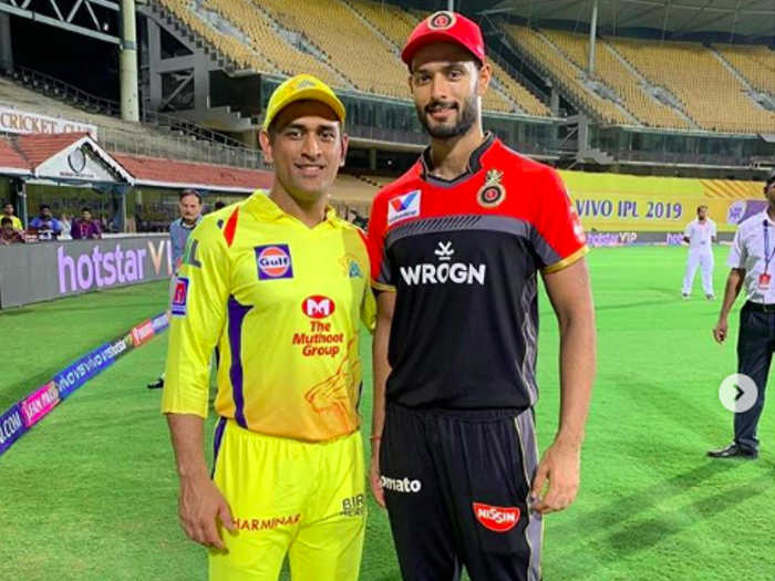 एमएस धोनी के साथ मुंबई के बल्लेबाज शिवम दुबे। फाइल फोटो पहली बार टीम इंडिया में शामिल किए गए शिवम दुबे कौन हैं,कहलाते हैं सिक्सर किंग