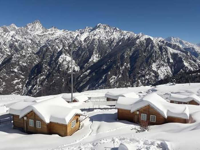 Photos: केदारनाथ से लेकर स्कींइग के स्वर्ग ऑली में जोरदार बर्फबारी, देखें ये खूबसूरत नजारे