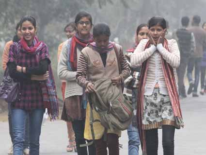कोहरे और तेज हवा ने कंपकंपाया